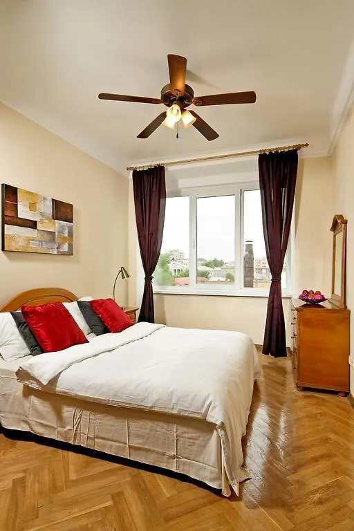 Apartment With Balcony On Kreschatyk Kijev